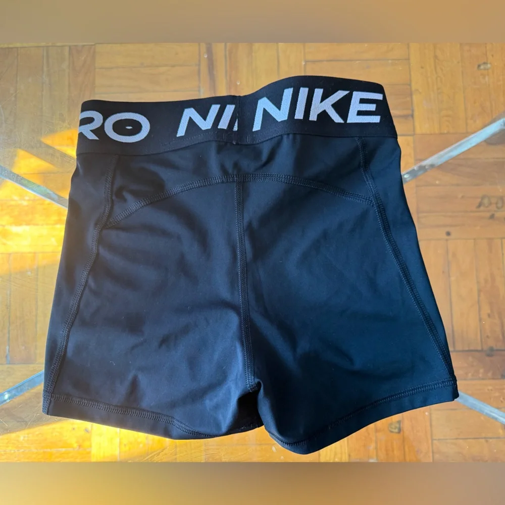 Nike pro short for women - Picture 2 of 7